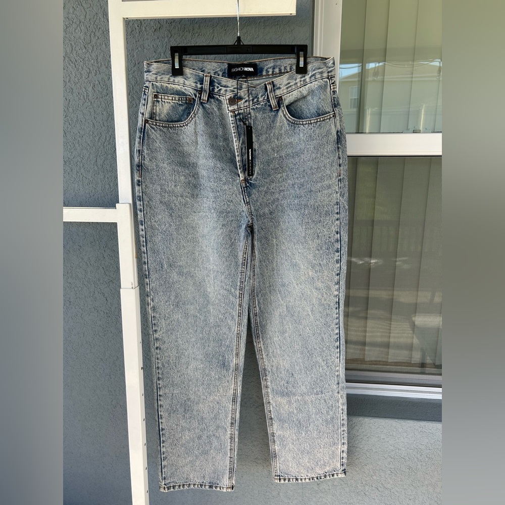 Fashion Nova NWT Crossover Straight Leg Jeans Size 11 Runs Big